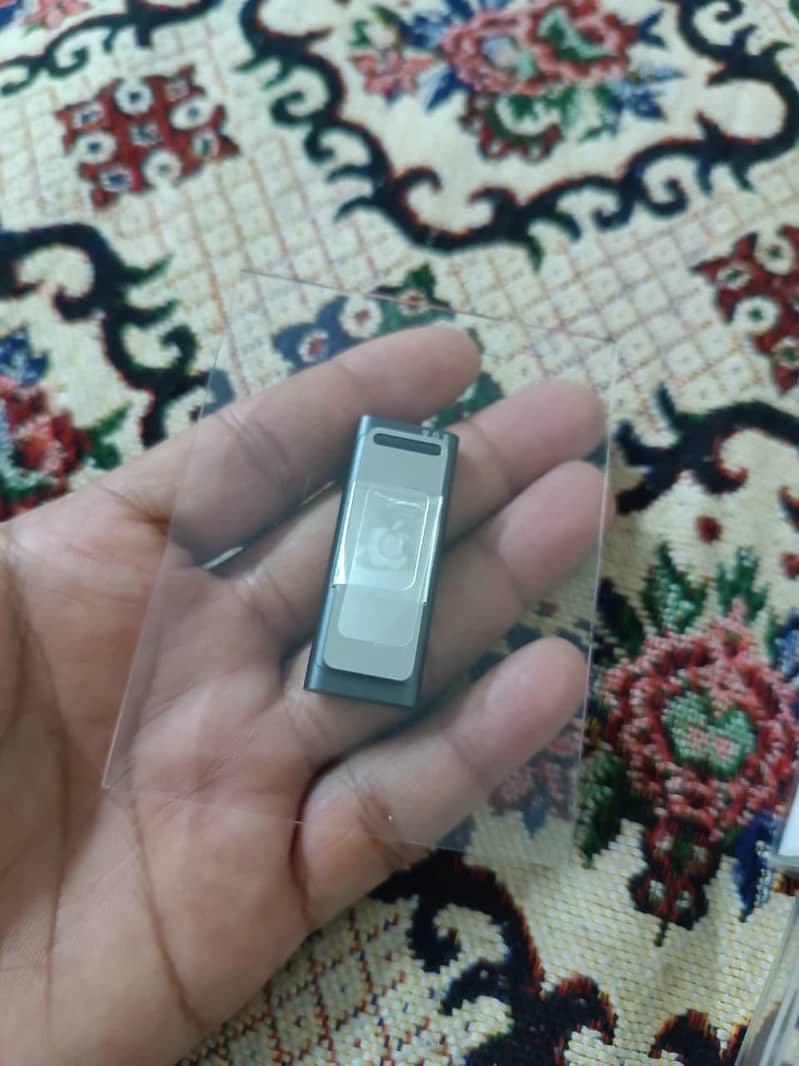IPOD Shuffle Vertical 1