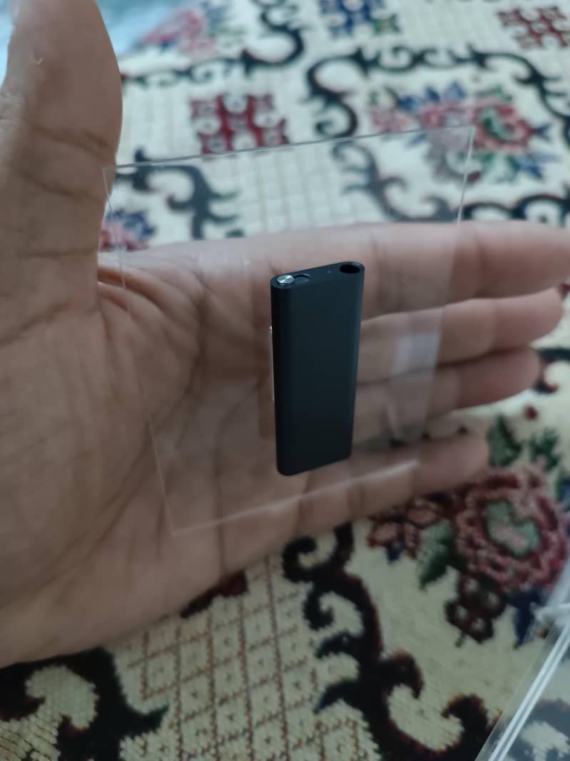 IPOD Shuffle Vertical 3