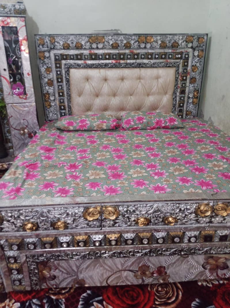bed said table or drasing 1