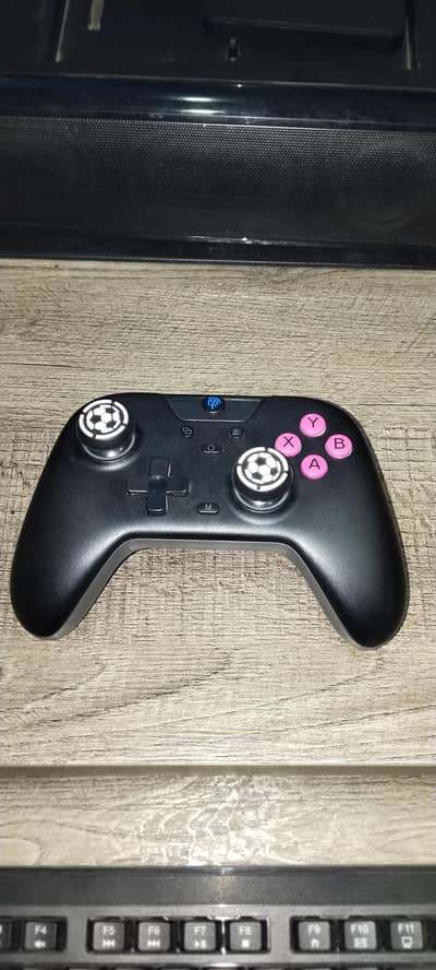 Pc wireless gaming controller also compatible with Xbox