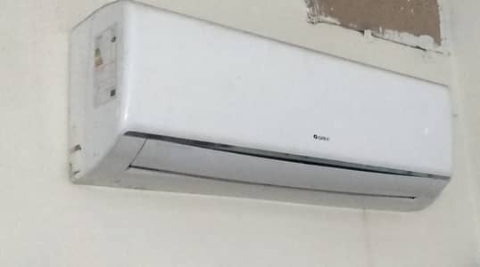 1 One Ton Gree AC in Running and in good condition 9/10