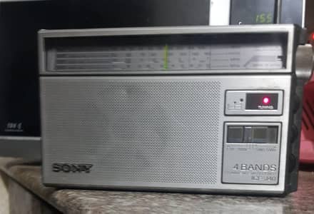 SONY 4 BAND RADIO (ANTIQUE)