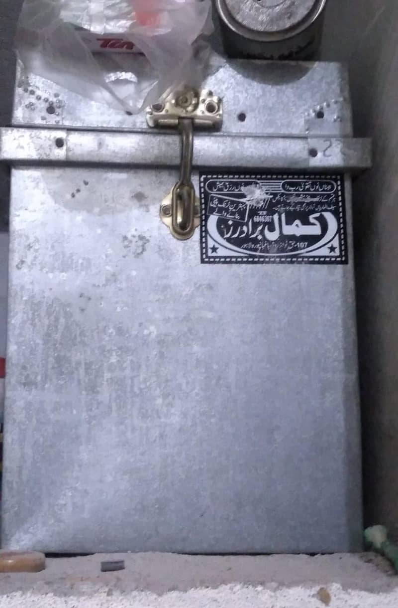 دو عدد آٹے کی پیٹیاں بلکل سہی اور اچھی حالت میں صرف 6500 روپے میں 2