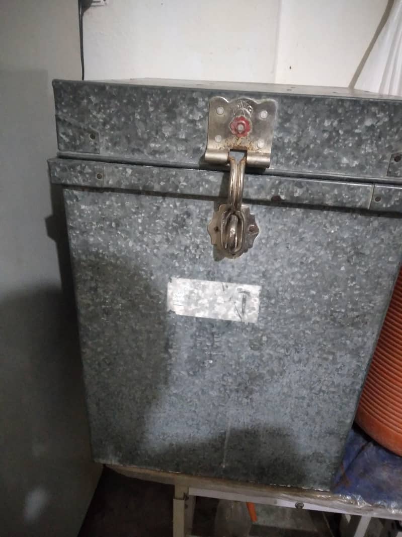 دو عدد آٹے کی پیٹیاں بلکل سہی اور اچھی حالت میں صرف 6500 روپے میں 3
