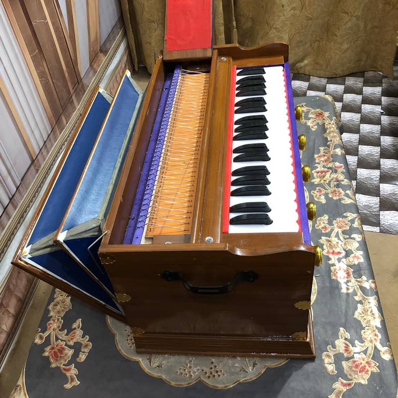 Indian Harmonium. 4