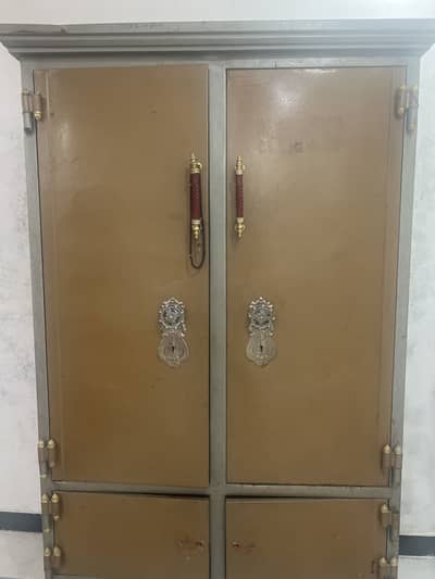 Steel ki almari hai