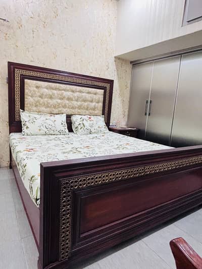 Solid wooden Bed with 2 Side Tables, Dressing Table and Bed Saithi
