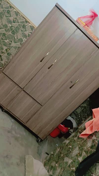 3 dor almari ful size. . back pr same sheet lgi hy mehngi wali.