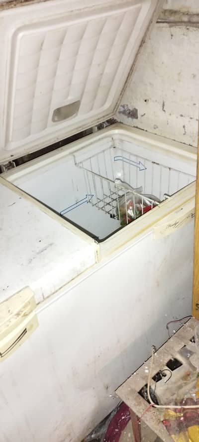 I m selling 2 Door deepfreezer
