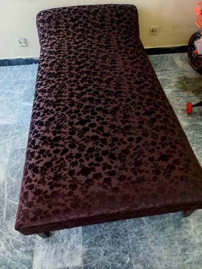 Single bed/ Dewan