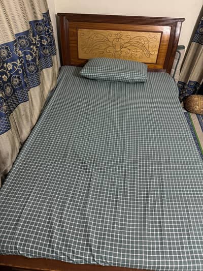 wooden bed 4x6.5 ft