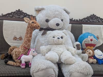 White teddy bear with 3 complimentary plushies