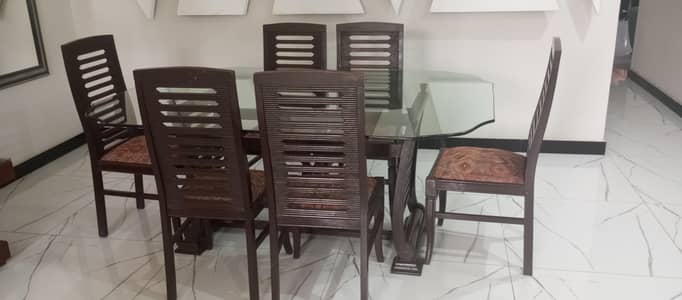 BEAUTIFUL DINING TABLE WITH 6 CHAIRS
