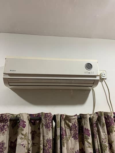 Gree 1 Ton AC available