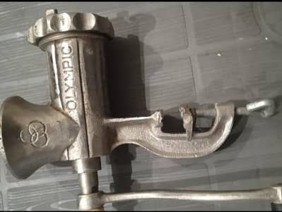 Manual meat grinder