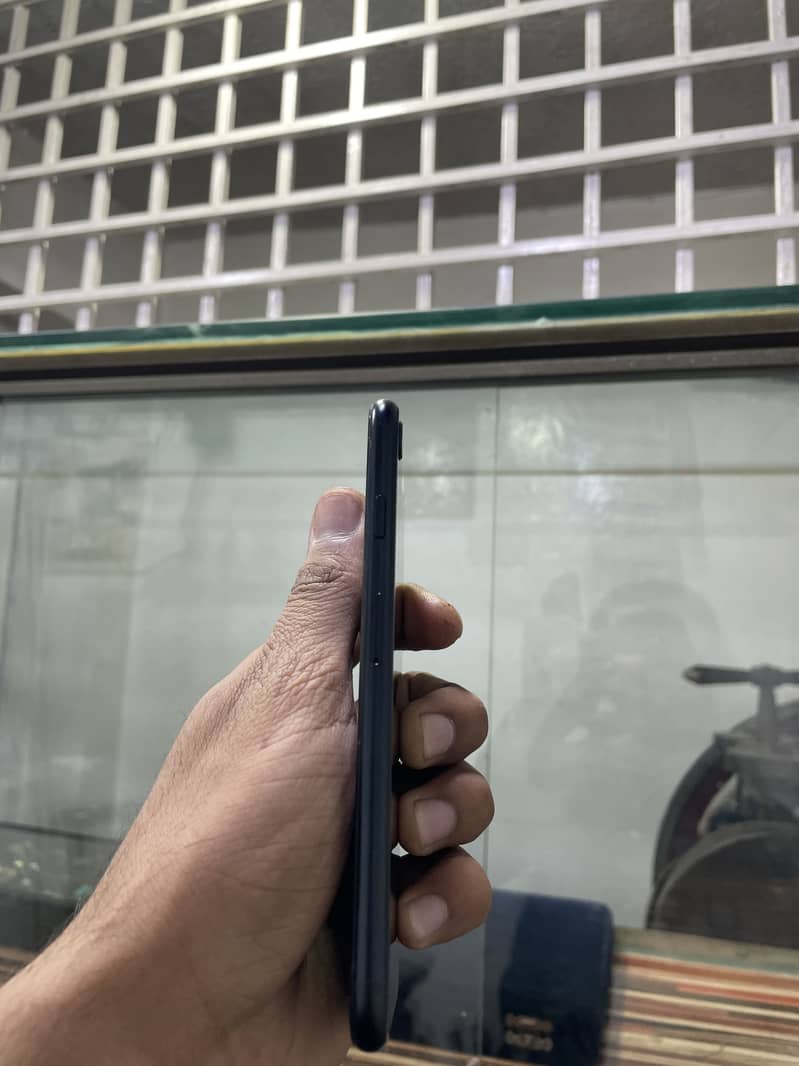 iPhone SE 3rd generation 6