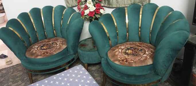 2 room chairs with coffe tabel