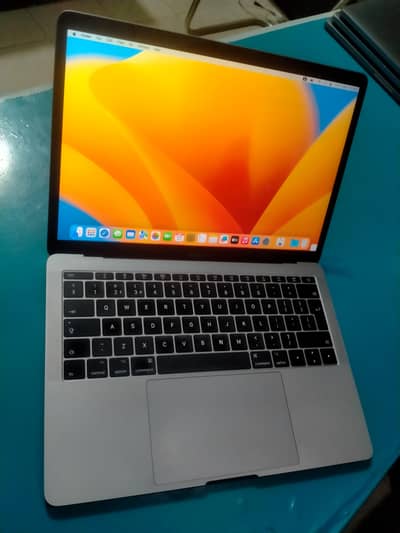 MacBook Pro 2017 13" Core i5/8GB Ram /128GB SSD Excellent Condition