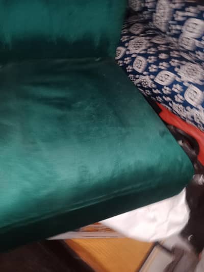 Puffy Seat Niche Carpet Pr Rakhne Wali Hai