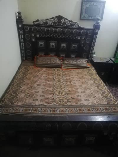 1 bed hai or singhar table draz walay 2 table 1 show case ha use ma