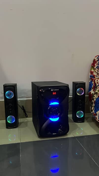 Brande new speaker urgent for sale