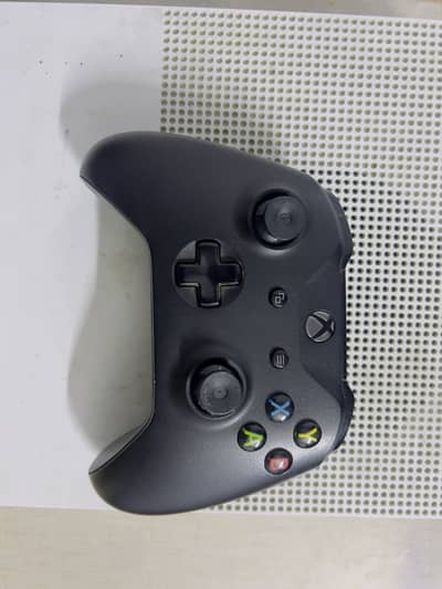 Xbox One S 512GB – With Controller – Excellent Working Condition