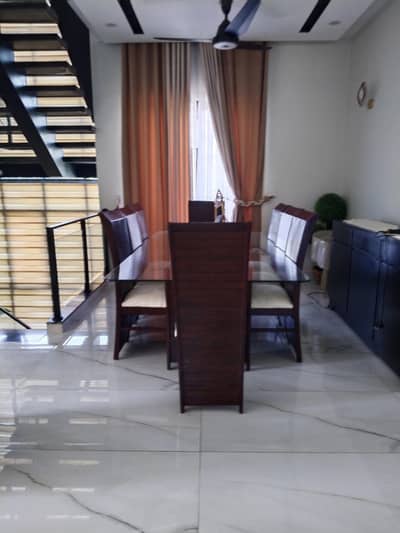 dining table for sale in new condition scratchless