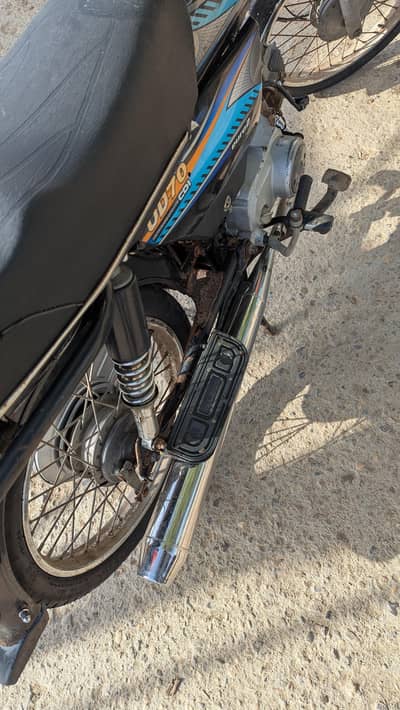2020 MODEL normal  conditions bike hein Kisi b tarha ka Kam nhii ha