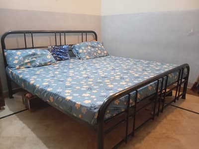 Iron bed king size