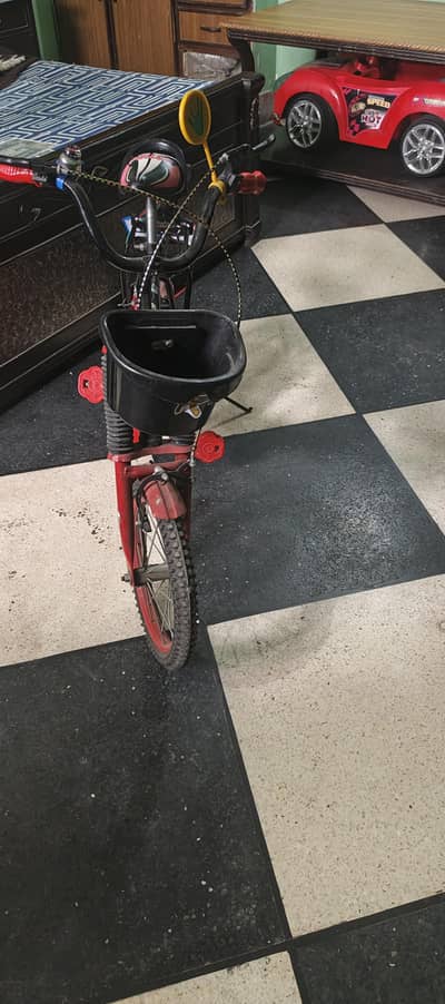 kids cycle hai 8 se 10 sal ka bacha aram se chala sakta hai