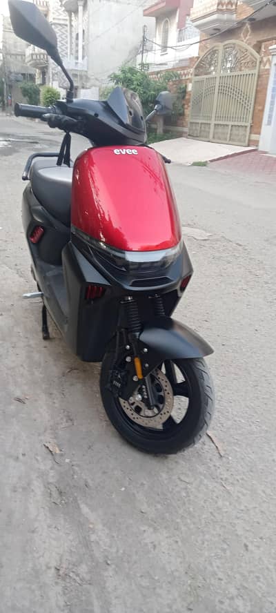 Evee S1 Electric Scooter 11/November/ 2025/ 6/ month used