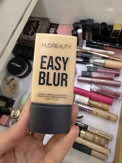 Huda Beauty Easy Blur Foundation