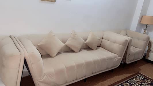 Condition: 9.5/10 (Only 6 months carefully used, looks almost new