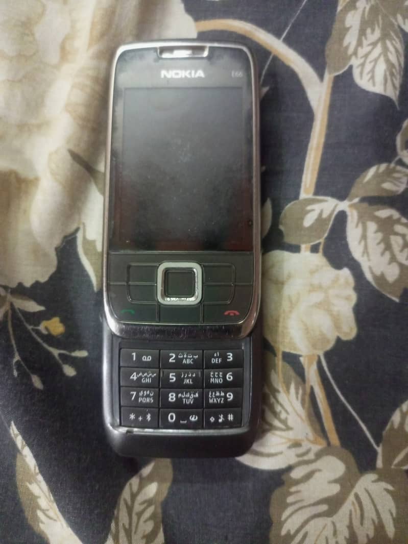 Nokia E66 1