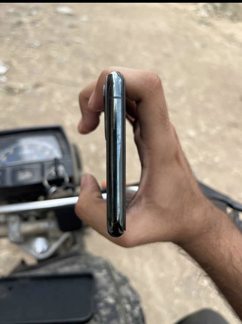 iPhone 11 Pro Max 4