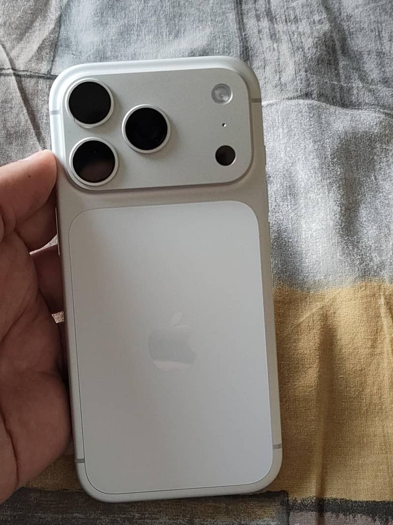 Apple iPhone 17 Pro 1