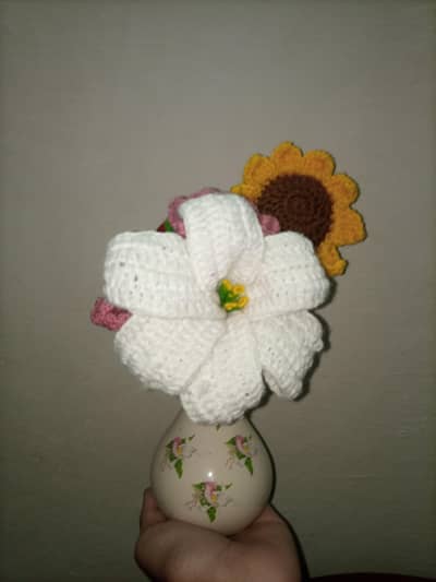 crochet flowers with vase is available