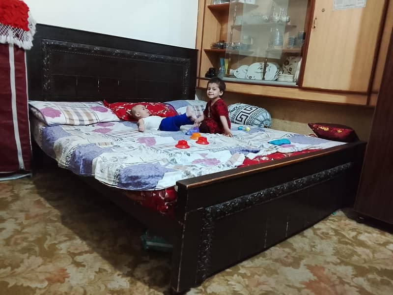 Double Bed & Dressing Table 8