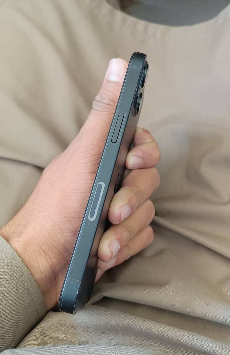 Apple iPhone 13 5