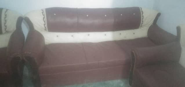 leader ka sofa set. saf sutra set h koi toot poot nae h