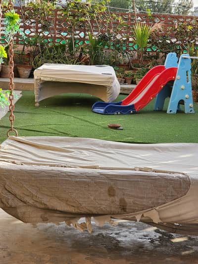 bohot sari artificial grass ha foot sole ki used ha 25 rs sqft