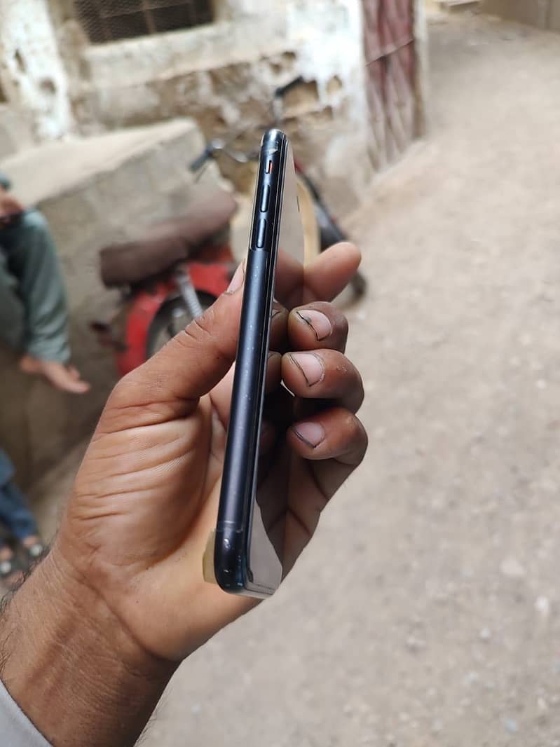 iPhone XR 4