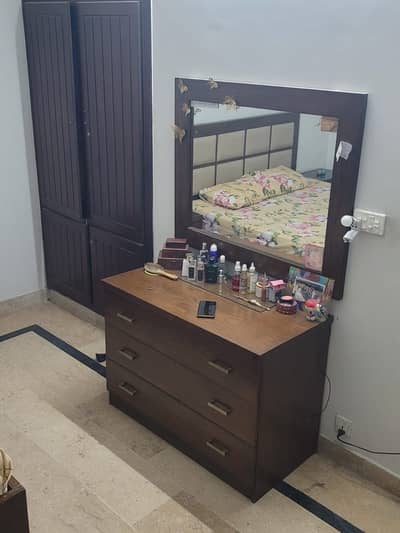 Bed n dressing table for sale without matress