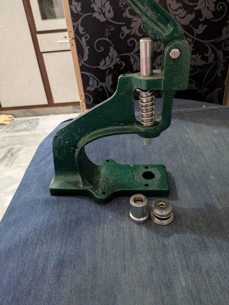 Button making machine 0