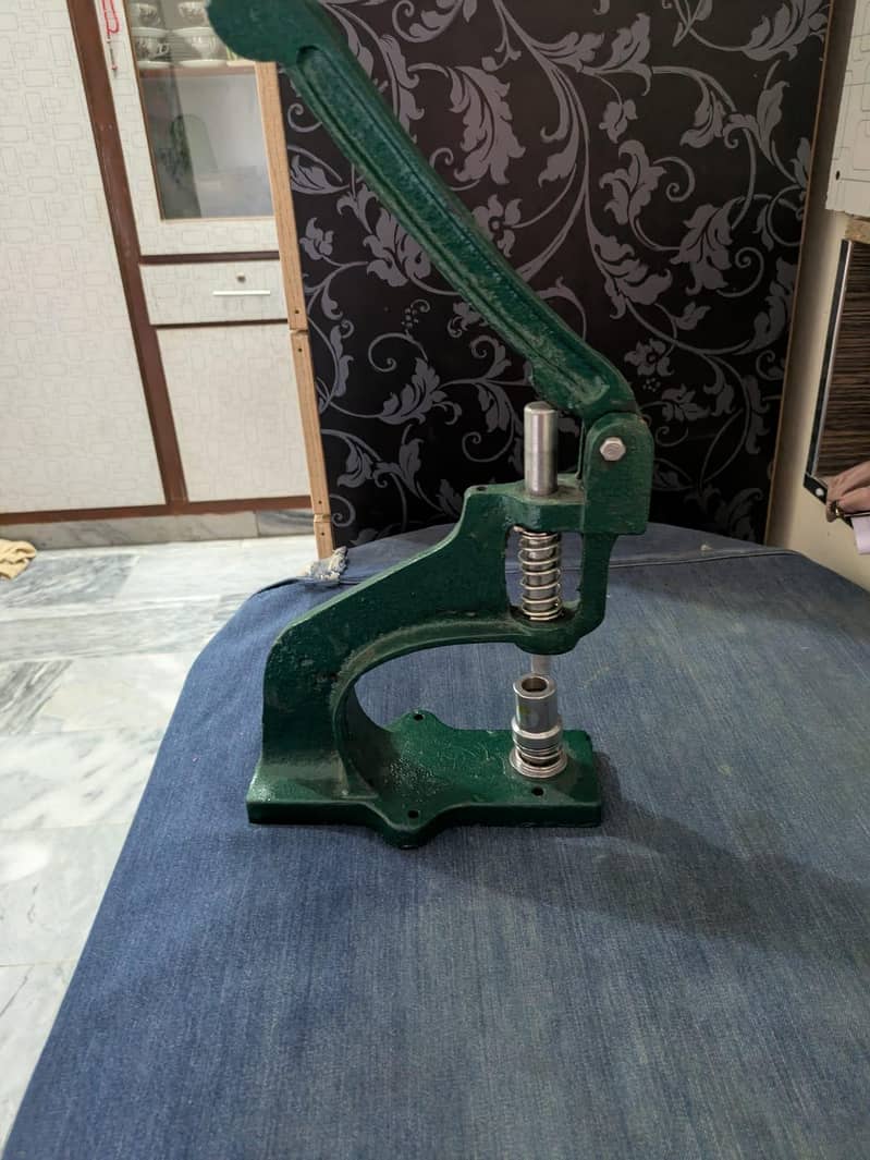 Button making machine 1