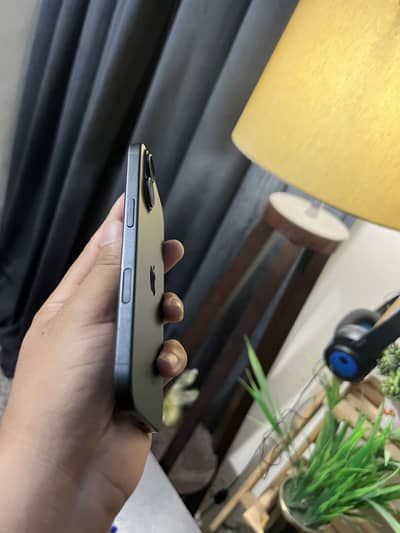 iPhone 16 one hand use