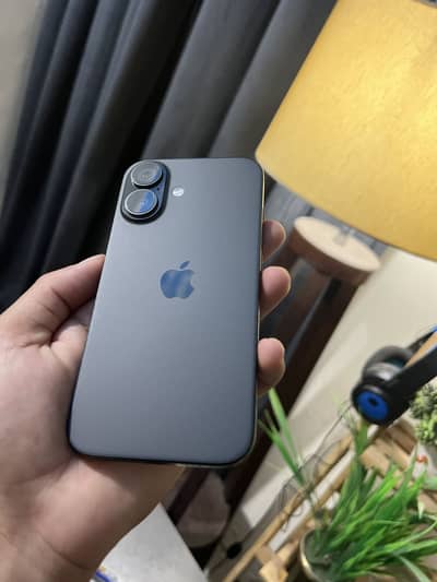 iPhone 16 one hand use