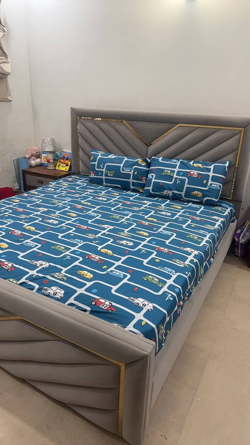 King bed 0