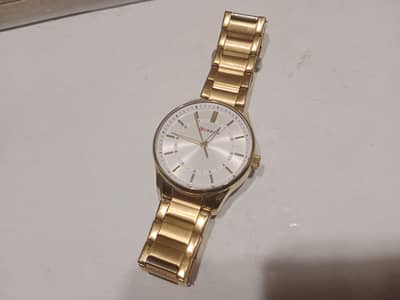 golden colour watch  Good d beautiful watch 10/10 slightly used