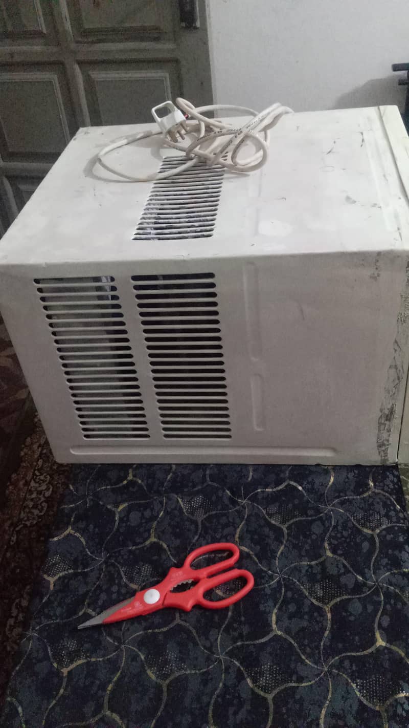 window AC 2